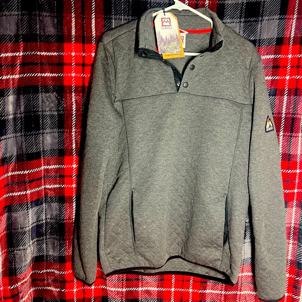 Men’s size Medium Avalanche collared pull over